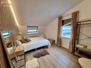 TACTIC IMMO: Referent en Immobiliària a Andorra la Vella amb Propietats Exclusives a Tot Andorra Si busques una immobiliària a Andorra la Vella amb una àmplia experiència en la compra, venda i lloguer d'immobles, TACTIC IMMO és una de les agències de referència del Principat. Situada al centre d'Andorra la Vella, ofereix una acurada selecció de pisos, àtics, xalets, terrenys, locals comercials i propietats d'alt standing distribuïdes per les millors parròquies d'Andorra. [tacticimmo.com], [tacticimmo.com] Immobiliària a Andorra la Vella amb propietats exclusives El mercat immobiliari andorrà continua atraient inversors, famílies i residents internacionals gràcies a la seva qualitat de vida, seguretat, fiscalitat atractiva i entorn natural privilegiat. En aquest context, TACTIC IMMO Andorra la Vella posa a disposició dels seus clients una cartera d'immobles única, adaptada tant a inversors com a compradors particulars. [tacticimmo.com], [tacticimmo.com] Fitxa 526: Exclusiu àtic en venda a Andorra la Vella Una de les propietats més destacades de la cartera actual és la referència 526, un espectacular àtic en venda a Andorra la Vella amb 4 habitacions, 3 banys i plaça d'aparcament. Aquesta propietat representa una excel·lent oportunitat per a qui busca un habitatge de luxe al centre de la capital, amb totes les comoditats i serveis a pocs minuts. El seu preu és de 2.380.000 €, posicionant-se com una de les opcions premium del mercat immobiliari andorrà. [tacticimmo.com], [tacticimmo.com] Fitxa 522: Xalet exclusiu a Sa Calma, Escaldes-Engordany La referència 522 correspon a un impressionant xalet de luxe a Sa Calma, una de les urbanitzacions més exclusives del país. Aquesta magnífica propietat disposa de 796 m² construïts, 8 habitacions i 6 banys. El seu preu de 3.750.000 € la converteix en una opció ideal per a famílies que desitgen privacitat, amplitud i unes vistes excepcionals sobre Andorra. [tacticimmo.com], [tacticimmo.com] Fitxa 500: Nau industrial en venda a Erts Per als inversors i empresaris, la referència 500 és una interessant nau industrial en venda a Erts, amb una superfície de 458 m². Aquesta propietat representa una excel·lent oportunitat per desenvolupar activitats empresarials en una ubicació estratègica del Principat. Actualment està disponible per 1.290.000 €. [tacticimmo.com], [tacticimmo.com] Fitxa 518: Propietat premium de la cartera TACTIC IMMO La referència 518 forma part de la cartera d'immobles exclusius de TACTIC IMMO. Els interessats poden consultar directament amb l'agència per obtenir tota la informació actualitzada sobre les característiques, disponibilitat i condicions de venda d'aquesta propietat. TACTIC IMMO ofereix assessorament personalitzat i un seguiment integral durant tot el procés de compra immobiliària a Andorra. [tacticimmo.com], [tacticimmo.com] Fitxa 527: Oportunitat immobiliària a Andorra La referència 527 és una altra de les propietats comercialitzades per TACTIC IMMO. Per conèixer tots els detalls tècnics, fotografies, ubicació i característiques específiques d'aquest immoble, l'equip comercial de l'agència ofereix assessorament directe i informació actualitzada segons disponibilitat. [tacticimmo.com] Per què escollir TACTIC IMMO a Andorra la Vella? Triar TACTIC IMMO significa confiar en professionals especialitzats en el sector immobiliari andorrà, amb una àmplia experiència en: Venda de pisos a Andorra la Vella. Àtics de luxe a Andorra. Xalets exclusius a Escaldes-Engordany. Terrenys per a promocions immobiliàries. Immobles d'inversió. Locals comercials i naus industrials. Assessorament immobiliari personalitzat. [tacticimmo.com], [tacticimmo.com] Comprar una propietat a Andorra amb garanties Si estàs buscant una immobiliària de confiança a Andorra la Vella, TACTIC IMMO destaca per la seva professionalitat, tracte personalitzat i una selecció d'immobles de qualitat en les millors zones del Principat. Tant si busques una residència habitual, una segona residència o una inversió immobiliària, l'equip de TACTIC IMMO t'ajudarà a trobar la propietat ideal. Paraules clau SEO: immobiliària Andorra la Vella, pisos en venda Andorra, àtic de luxe Andorra la Vella, xalet a Escaldes-Engordany, immobiliària Andorra, comprar casa a Andorra, inversió immobiliària Andorra, TACTIC IMMO, habitatges de luxe Andorra, propietats exclusives Andorra.