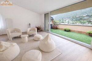 TACTIC IMMO: Referent en Immobiliària a Andorra la Vella amb Propietats Exclusives a Tot Andorra Si busques una immobiliària a Andorra la Vella amb una àmplia experiència en la compra, venda i lloguer d'immobles, TACTIC IMMO és una de les agències de referència del Principat. Situada al centre d'Andorra la Vella, ofereix una acurada selecció de pisos, àtics, xalets, terrenys, locals comercials i propietats d'alt standing distribuïdes per les millors parròquies d'Andorra. [tacticimmo.com], [tacticimmo.com] Immobiliària a Andorra la Vella amb propietats exclusives El mercat immobiliari andorrà continua atraient inversors, famílies i residents internacionals gràcies a la seva qualitat de vida, seguretat, fiscalitat atractiva i entorn natural privilegiat. En aquest context, TACTIC IMMO Andorra la Vella posa a disposició dels seus clients una cartera d'immobles única, adaptada tant a inversors com a compradors particulars. [tacticimmo.com], [tacticimmo.com] Fitxa 526: Exclusiu àtic en venda a Andorra la Vella Una de les propietats més destacades de la cartera actual és la referència 526, un espectacular àtic en venda a Andorra la Vella amb 4 habitacions, 3 banys i plaça d'aparcament. Aquesta propietat representa una excel·lent oportunitat per a qui busca un habitatge de luxe al centre de la capital, amb totes les comoditats i serveis a pocs minuts. El seu preu és de 2.380.000 €, posicionant-se com una de les opcions premium del mercat immobiliari andorrà. [tacticimmo.com], [tacticimmo.com] Fitxa 522: Xalet exclusiu a Sa Calma, Escaldes-Engordany La referència 522 correspon a un impressionant xalet de luxe a Sa Calma, una de les urbanitzacions més exclusives del país. Aquesta magnífica propietat disposa de 796 m² construïts, 8 habitacions i 6 banys. El seu preu de 3.750.000 € la converteix en una opció ideal per a famílies que desitgen privacitat, amplitud i unes vistes excepcionals sobre Andorra. [tacticimmo.com], [tacticimmo.com] Fitxa 500: Nau industrial en venda a Erts Per als inversors i empresaris, la referència 500 és una interessant nau industrial en venda a Erts, amb una superfície de 458 m². Aquesta propietat representa una excel·lent oportunitat per desenvolupar activitats empresarials en una ubicació estratègica del Principat. Actualment està disponible per 1.290.000 €. [tacticimmo.com], [tacticimmo.com] Fitxa 518: Propietat premium de la cartera TACTIC IMMO La referència 518 forma part de la cartera d'immobles exclusius de TACTIC IMMO. Els interessats poden consultar directament amb l'agència per obtenir tota la informació actualitzada sobre les característiques, disponibilitat i condicions de venda d'aquesta propietat. TACTIC IMMO ofereix assessorament personalitzat i un seguiment integral durant tot el procés de compra immobiliària a Andorra. [tacticimmo.com], [tacticimmo.com] Fitxa 527: Oportunitat immobiliària a Andorra La referència 527 és una altra de les propietats comercialitzades per TACTIC IMMO. Per conèixer tots els detalls tècnics, fotografies, ubicació i característiques específiques d'aquest immoble, l'equip comercial de l'agència ofereix assessorament directe i informació actualitzada segons disponibilitat. [tacticimmo.com] Per què escollir TACTIC IMMO a Andorra la Vella? Triar TACTIC IMMO significa confiar en professionals especialitzats en el sector immobiliari andorrà, amb una àmplia experiència en: Venda de pisos a Andorra la Vella. Àtics de luxe a Andorra. Xalets exclusius a Escaldes-Engordany. Terrenys per a promocions immobiliàries. Immobles d'inversió. Locals comercials i naus industrials. Assessorament immobiliari personalitzat. [tacticimmo.com], [tacticimmo.com] Comprar una propietat a Andorra amb garanties Si estàs buscant una immobiliària de confiança a Andorra la Vella, TACTIC IMMO destaca per la seva professionalitat, tracte personalitzat i una selecció d'immobles de qualitat en les millors zones del Principat. Tant si busques una residència habitual, una segona residència o una inversió immobiliària, l'equip de TACTIC IMMO t'ajudarà a trobar la propietat ideal. Paraules clau SEO: immobiliària Andorra la Vella, pisos en venda Andorra, àtic de luxe Andorra la Vella, xalet a Escaldes-Engordany, immobiliària Andorra, comprar casa a Andorra, inversió immobiliària Andorra, TACTIC IMMO, habitatges de luxe Andorra, propietats exclusives Andorra.