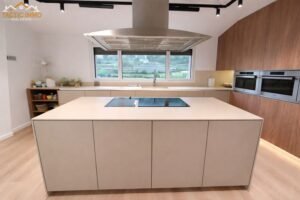 TACTIC IMMO: Referent en Immobiliària a Andorra la Vella amb Propietats Exclusives a Tot Andorra Si busques una immobiliària a Andorra la Vella amb una àmplia experiència en la compra, venda i lloguer d'immobles, TACTIC IMMO és una de les agències de referència del Principat. Situada al centre d'Andorra la Vella, ofereix una acurada selecció de pisos, àtics, xalets, terrenys, locals comercials i propietats d'alt standing distribuïdes per les millors parròquies d'Andorra. [tacticimmo.com], [tacticimmo.com] Immobiliària a Andorra la Vella amb propietats exclusives El mercat immobiliari andorrà continua atraient inversors, famílies i residents internacionals gràcies a la seva qualitat de vida, seguretat, fiscalitat atractiva i entorn natural privilegiat. En aquest context, TACTIC IMMO Andorra la Vella posa a disposició dels seus clients una cartera d'immobles única, adaptada tant a inversors com a compradors particulars. [tacticimmo.com], [tacticimmo.com] Fitxa 526: Exclusiu àtic en venda a Andorra la Vella Una de les propietats més destacades de la cartera actual és la referència 526, un espectacular àtic en venda a Andorra la Vella amb 4 habitacions, 3 banys i plaça d'aparcament. Aquesta propietat representa una excel·lent oportunitat per a qui busca un habitatge de luxe al centre de la capital, amb totes les comoditats i serveis a pocs minuts. El seu preu és de 2.380.000 €, posicionant-se com una de les opcions premium del mercat immobiliari andorrà. [tacticimmo.com], [tacticimmo.com] Fitxa 522: Xalet exclusiu a Sa Calma, Escaldes-Engordany La referència 522 correspon a un impressionant xalet de luxe a Sa Calma, una de les urbanitzacions més exclusives del país. Aquesta magnífica propietat disposa de 796 m² construïts, 8 habitacions i 6 banys. El seu preu de 3.750.000 € la converteix en una opció ideal per a famílies que desitgen privacitat, amplitud i unes vistes excepcionals sobre Andorra. [tacticimmo.com], [tacticimmo.com] Fitxa 500: Nau industrial en venda a Erts Per als inversors i empresaris, la referència 500 és una interessant nau industrial en venda a Erts, amb una superfície de 458 m². Aquesta propietat representa una excel·lent oportunitat per desenvolupar activitats empresarials en una ubicació estratègica del Principat. Actualment està disponible per 1.290.000 €. [tacticimmo.com], [tacticimmo.com] Fitxa 518: Propietat premium de la cartera TACTIC IMMO La referència 518 forma part de la cartera d'immobles exclusius de TACTIC IMMO. Els interessats poden consultar directament amb l'agència per obtenir tota la informació actualitzada sobre les característiques, disponibilitat i condicions de venda d'aquesta propietat. TACTIC IMMO ofereix assessorament personalitzat i un seguiment integral durant tot el procés de compra immobiliària a Andorra. [tacticimmo.com], [tacticimmo.com] Fitxa 527: Oportunitat immobiliària a Andorra La referència 527 és una altra de les propietats comercialitzades per TACTIC IMMO. Per conèixer tots els detalls tècnics, fotografies, ubicació i característiques específiques d'aquest immoble, l'equip comercial de l'agència ofereix assessorament directe i informació actualitzada segons disponibilitat. [tacticimmo.com] Per què escollir TACTIC IMMO a Andorra la Vella? Triar TACTIC IMMO significa confiar en professionals especialitzats en el sector immobiliari andorrà, amb una àmplia experiència en: Venda de pisos a Andorra la Vella. Àtics de luxe a Andorra. Xalets exclusius a Escaldes-Engordany. Terrenys per a promocions immobiliàries. Immobles d'inversió. Locals comercials i naus industrials. Assessorament immobiliari personalitzat. [tacticimmo.com], [tacticimmo.com] Comprar una propietat a Andorra amb garanties Si estàs buscant una immobiliària de confiança a Andorra la Vella, TACTIC IMMO destaca per la seva professionalitat, tracte personalitzat i una selecció d'immobles de qualitat en les millors zones del Principat. Tant si busques una residència habitual, una segona residència o una inversió immobiliària, l'equip de TACTIC IMMO t'ajudarà a trobar la propietat ideal. Paraules clau SEO: immobiliària Andorra la Vella, pisos en venda Andorra, àtic de luxe Andorra la Vella, xalet a Escaldes-Engordany, immobiliària Andorra, comprar casa a Andorra, inversió immobiliària Andorra, TACTIC IMMO, habitatges de luxe Andorra, propietats exclusives Andorra.
