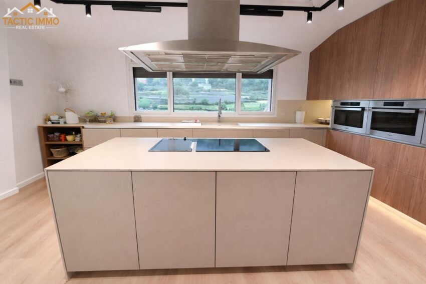 TACTIC IMMO: Referent en Immobiliària a Andorra la Vella amb Propietats Exclusives a Tot Andorra Si busques una immobiliària a Andorra la Vella amb una àmplia experiència en la compra, venda i lloguer d'immobles, TACTIC IMMO és una de les agències de referència del Principat. Situada al centre d'Andorra la Vella, ofereix una acurada selecció de pisos, àtics, xalets, terrenys, locals comercials i propietats d'alt standing distribuïdes per les millors parròquies d'Andorra. [tacticimmo.com], [tacticimmo.com] Immobiliària a Andorra la Vella amb propietats exclusives El mercat immobiliari andorrà continua atraient inversors, famílies i residents internacionals gràcies a la seva qualitat de vida, seguretat, fiscalitat atractiva i entorn natural privilegiat. En aquest context, TACTIC IMMO Andorra la Vella posa a disposició dels seus clients una cartera d'immobles única, adaptada tant a inversors com a compradors particulars. [tacticimmo.com], [tacticimmo.com] Fitxa 526: Exclusiu àtic en venda a Andorra la Vella Una de les propietats més destacades de la cartera actual és la referència 526, un espectacular àtic en venda a Andorra la Vella amb 4 habitacions, 3 banys i plaça d'aparcament. Aquesta propietat representa una excel·lent oportunitat per a qui busca un habitatge de luxe al centre de la capital, amb totes les comoditats i serveis a pocs minuts. El seu preu és de 2.380.000 €, posicionant-se com una de les opcions premium del mercat immobiliari andorrà. [tacticimmo.com], [tacticimmo.com] Fitxa 522: Xalet exclusiu a Sa Calma, Escaldes-Engordany La referència 522 correspon a un impressionant xalet de luxe a Sa Calma, una de les urbanitzacions més exclusives del país. Aquesta magnífica propietat disposa de 796 m² construïts, 8 habitacions i 6 banys. El seu preu de 3.750.000 € la converteix en una opció ideal per a famílies que desitgen privacitat, amplitud i unes vistes excepcionals sobre Andorra. [tacticimmo.com], [tacticimmo.com] Fitxa 500: Nau industrial en venda a Erts Per als inversors i empresaris, la referència 500 és una interessant nau industrial en venda a Erts, amb una superfície de 458 m². Aquesta propietat representa una excel·lent oportunitat per desenvolupar activitats empresarials en una ubicació estratègica del Principat. Actualment està disponible per 1.290.000 €. [tacticimmo.com], [tacticimmo.com] Fitxa 518: Propietat premium de la cartera TACTIC IMMO La referència 518 forma part de la cartera d'immobles exclusius de TACTIC IMMO. Els interessats poden consultar directament amb l'agència per obtenir tota la informació actualitzada sobre les característiques, disponibilitat i condicions de venda d'aquesta propietat. TACTIC IMMO ofereix assessorament personalitzat i un seguiment integral durant tot el procés de compra immobiliària a Andorra. [tacticimmo.com], [tacticimmo.com] Fitxa 527: Oportunitat immobiliària a Andorra La referència 527 és una altra de les propietats comercialitzades per TACTIC IMMO. Per conèixer tots els detalls tècnics, fotografies, ubicació i característiques específiques d'aquest immoble, l'equip comercial de l'agència ofereix assessorament directe i informació actualitzada segons disponibilitat. [tacticimmo.com] Per què escollir TACTIC IMMO a Andorra la Vella? Triar TACTIC IMMO significa confiar en professionals especialitzats en el sector immobiliari andorrà, amb una àmplia experiència en: Venda de pisos a Andorra la Vella. Àtics de luxe a Andorra. Xalets exclusius a Escaldes-Engordany. Terrenys per a promocions immobiliàries. Immobles d'inversió. Locals comercials i naus industrials. Assessorament immobiliari personalitzat. [tacticimmo.com], [tacticimmo.com] Comprar una propietat a Andorra amb garanties Si estàs buscant una immobiliària de confiança a Andorra la Vella, TACTIC IMMO destaca per la seva professionalitat, tracte personalitzat i una selecció d'immobles de qualitat en les millors zones del Principat. Tant si busques una residència habitual, una segona residència o una inversió immobiliària, l'equip de TACTIC IMMO t'ajudarà a trobar la propietat ideal. Paraules clau SEO: immobiliària Andorra la Vella, pisos en venda Andorra, àtic de luxe Andorra la Vella, xalet a Escaldes-Engordany, immobiliària Andorra, comprar casa a Andorra, inversió immobiliària Andorra, TACTIC IMMO, habitatges de luxe Andorra, propietats exclusives Andorra. TACTIC IMMO: Referent en Immobiliària a Andorra la Vella amb Propietats Exclusives a Tot Andorra Si busques una immobiliària a Andorra la Vella amb una àmplia experiència en la compra, venda i lloguer d'immobles, TACTIC IMMO és una de les agències de referència del Principat. Situada al centre d'Andorra la Vella, ofereix una acurada selecció de pisos, àtics, xalets, terrenys, locals comercials i propietats d'alt standing distribuïdes per les millors parròquies d'Andorra. [tacticimmo.com], [tacticimmo.com] Immobiliària a Andorra la Vella amb propietats exclusives El mercat immobiliari andorrà continua atraient inversors, famílies i residents internacionals gràcies a la seva qualitat de vida, seguretat, fiscalitat atractiva i entorn natural privilegiat. En aquest context, TACTIC IMMO Andorra la Vella posa a disposició dels seus clients una cartera d'immobles única, adaptada tant a inversors com a compradors particulars. [tacticimmo.com], [tacticimmo.com] Fitxa 526: Exclusiu àtic en venda a Andorra la Vella Una de les propietats més destacades de la cartera actual és la referència 526, un espectacular àtic en venda a Andorra la Vella amb 4 habitacions, 3 banys i plaça d'aparcament. Aquesta propietat representa una excel·lent oportunitat per a qui busca un habitatge de luxe al centre de la capital, amb totes les comoditats i serveis a pocs minuts. El seu preu és de 2.380.000 €, posicionant-se com una de les opcions premium del mercat immobiliari andorrà. [tacticimmo.com], [tacticimmo.com] Fitxa 522: Xalet exclusiu a Sa Calma, Escaldes-Engordany La referència 522 correspon a un impressionant xalet de luxe a Sa Calma, una de les urbanitzacions més exclusives del país. Aquesta magnífica propietat disposa de 796 m² construïts, 8 habitacions i 6 banys. El seu preu de 3.750.000 € la converteix en una opció ideal per a famílies que desitgen privacitat, amplitud i unes vistes excepcionals sobre Andorra. [tacticimmo.com], [tacticimmo.com] Fitxa 500: Nau industrial en venda a Erts Per als inversors i empresaris, la referència 500 és una interessant nau industrial en venda a Erts, amb una superfície de 458 m². Aquesta propietat representa una excel·lent oportunitat per desenvolupar activitats empresarials en una ubicació estratègica del Principat. Actualment està disponible per 1.290.000 €. [tacticimmo.com], [tacticimmo.com] Fitxa 518: Propietat premium de la cartera TACTIC IMMO La referència 518 forma part de la cartera d'immobles exclusius de TACTIC IMMO. Els interessats poden consultar directament amb l'agència per obtenir tota la informació actualitzada sobre les característiques, disponibilitat i condicions de venda d'aquesta propietat. TACTIC IMMO ofereix assessorament personalitzat i un seguiment integral durant tot el procés de compra immobiliària a Andorra. [tacticimmo.com], [tacticimmo.com] Fitxa 527: Oportunitat immobiliària a Andorra La referència 527 és una altra de les propietats comercialitzades per TACTIC IMMO. Per conèixer tots els detalls tècnics, fotografies, ubicació i característiques específiques d'aquest immoble, l'equip comercial de l'agència ofereix assessorament directe i informació actualitzada segons disponibilitat. [tacticimmo.com] Per què escollir TACTIC IMMO a Andorra la Vella? Triar TACTIC IMMO significa confiar en professionals especialitzats en el sector immobiliari andorrà, amb una àmplia experiència en: Venda de pisos a Andorra la Vella. Àtics de luxe a Andorra. Xalets exclusius a Escaldes-Engordany. Terrenys per a promocions immobiliàries. Immobles d'inversió. Locals comercials i naus industrials. Assessorament immobiliari personalitzat. [tacticimmo.com], [tacticimmo.com] Comprar una propietat a Andorra amb garanties Si estàs buscant una immobiliària de confiança a Andorra la Vella, TACTIC IMMO destaca per la seva professionalitat, tracte personalitzat i una selecció d'immobles de qualitat en les millors zones del Principat. Tant si busques una residència habitual, una segona residència o una inversió immobiliària, l'equip de TACTIC IMMO t'ajudarà a trobar la propietat ideal. Paraules clau SEO: immobiliària Andorra la Vella, pisos en venda Andorra, àtic de luxe Andorra la Vella, xalet a Escaldes-Engordany, immobiliària Andorra, comprar casa a Andorra, inversió immobiliària Andorra, TACTIC IMMO, habitatges de luxe Andorra, propietats exclusives Andorra.