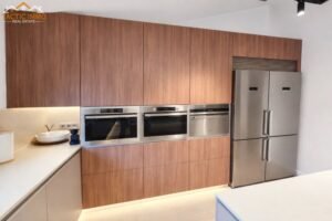 TACTIC IMMO: Referent en Immobiliària a Andorra la Vella amb Propietats Exclusives a Tot Andorra Si busques una immobiliària a Andorra la Vella amb una àmplia experiència en la compra, venda i lloguer d'immobles, TACTIC IMMO és una de les agències de referència del Principat. Situada al centre d'Andorra la Vella, ofereix una acurada selecció de pisos, àtics, xalets, terrenys, locals comercials i propietats d'alt standing distribuïdes per les millors parròquies d'Andorra. [tacticimmo.com], [tacticimmo.com] Immobiliària a Andorra la Vella amb propietats exclusives El mercat immobiliari andorrà continua atraient inversors, famílies i residents internacionals gràcies a la seva qualitat de vida, seguretat, fiscalitat atractiva i entorn natural privilegiat. En aquest context, TACTIC IMMO Andorra la Vella posa a disposició dels seus clients una cartera d'immobles única, adaptada tant a inversors com a compradors particulars. [tacticimmo.com], [tacticimmo.com] Fitxa 526: Exclusiu àtic en venda a Andorra la Vella Una de les propietats més destacades de la cartera actual és la referència 526, un espectacular àtic en venda a Andorra la Vella amb 4 habitacions, 3 banys i plaça d'aparcament. Aquesta propietat representa una excel·lent oportunitat per a qui busca un habitatge de luxe al centre de la capital, amb totes les comoditats i serveis a pocs minuts. El seu preu és de 2.380.000 €, posicionant-se com una de les opcions premium del mercat immobiliari andorrà. [tacticimmo.com], [tacticimmo.com] Fitxa 522: Xalet exclusiu a Sa Calma, Escaldes-Engordany La referència 522 correspon a un impressionant xalet de luxe a Sa Calma, una de les urbanitzacions més exclusives del país. Aquesta magnífica propietat disposa de 796 m² construïts, 8 habitacions i 6 banys. El seu preu de 3.750.000 € la converteix en una opció ideal per a famílies que desitgen privacitat, amplitud i unes vistes excepcionals sobre Andorra. [tacticimmo.com], [tacticimmo.com] Fitxa 500: Nau industrial en venda a Erts Per als inversors i empresaris, la referència 500 és una interessant nau industrial en venda a Erts, amb una superfície de 458 m². Aquesta propietat representa una excel·lent oportunitat per desenvolupar activitats empresarials en una ubicació estratègica del Principat. Actualment està disponible per 1.290.000 €. [tacticimmo.com], [tacticimmo.com] Fitxa 518: Propietat premium de la cartera TACTIC IMMO La referència 518 forma part de la cartera d'immobles exclusius de TACTIC IMMO. Els interessats poden consultar directament amb l'agència per obtenir tota la informació actualitzada sobre les característiques, disponibilitat i condicions de venda d'aquesta propietat. TACTIC IMMO ofereix assessorament personalitzat i un seguiment integral durant tot el procés de compra immobiliària a Andorra. [tacticimmo.com], [tacticimmo.com] Fitxa 527: Oportunitat immobiliària a Andorra La referència 527 és una altra de les propietats comercialitzades per TACTIC IMMO. Per conèixer tots els detalls tècnics, fotografies, ubicació i característiques específiques d'aquest immoble, l'equip comercial de l'agència ofereix assessorament directe i informació actualitzada segons disponibilitat. [tacticimmo.com] Per què escollir TACTIC IMMO a Andorra la Vella? Triar TACTIC IMMO significa confiar en professionals especialitzats en el sector immobiliari andorrà, amb una àmplia experiència en: Venda de pisos a Andorra la Vella. Àtics de luxe a Andorra. Xalets exclusius a Escaldes-Engordany. Terrenys per a promocions immobiliàries. Immobles d'inversió. Locals comercials i naus industrials. Assessorament immobiliari personalitzat. [tacticimmo.com], [tacticimmo.com] Comprar una propietat a Andorra amb garanties Si estàs buscant una immobiliària de confiança a Andorra la Vella, TACTIC IMMO destaca per la seva professionalitat, tracte personalitzat i una selecció d'immobles de qualitat en les millors zones del Principat. Tant si busques una residència habitual, una segona residència o una inversió immobiliària, l'equip de TACTIC IMMO t'ajudarà a trobar la propietat ideal. Paraules clau SEO: immobiliària Andorra la Vella, pisos en venda Andorra, àtic de luxe Andorra la Vella, xalet a Escaldes-Engordany, immobiliària Andorra, comprar casa a Andorra, inversió immobiliària Andorra, TACTIC IMMO, habitatges de luxe Andorra, propietats exclusives Andorra.