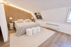 TACTIC IMMO: Referent en Immobiliària a Andorra la Vella amb Propietats Exclusives a Tot Andorra Si busques una immobiliària a Andorra la Vella amb una àmplia experiència en la compra, venda i lloguer d'immobles, TACTIC IMMO és una de les agències de referència del Principat. Situada al centre d'Andorra la Vella, ofereix una acurada selecció de pisos, àtics, xalets, terrenys, locals comercials i propietats d'alt standing distribuïdes per les millors parròquies d'Andorra. [tacticimmo.com], [tacticimmo.com] Immobiliària a Andorra la Vella amb propietats exclusives El mercat immobiliari andorrà continua atraient inversors, famílies i residents internacionals gràcies a la seva qualitat de vida, seguretat, fiscalitat atractiva i entorn natural privilegiat. En aquest context, TACTIC IMMO Andorra la Vella posa a disposició dels seus clients una cartera d'immobles única, adaptada tant a inversors com a compradors particulars. [tacticimmo.com], [tacticimmo.com] Fitxa 526: Exclusiu àtic en venda a Andorra la Vella Una de les propietats més destacades de la cartera actual és la referència 526, un espectacular àtic en venda a Andorra la Vella amb 4 habitacions, 3 banys i plaça d'aparcament. Aquesta propietat representa una excel·lent oportunitat per a qui busca un habitatge de luxe al centre de la capital, amb totes les comoditats i serveis a pocs minuts. El seu preu és de 2.380.000 €, posicionant-se com una de les opcions premium del mercat immobiliari andorrà. [tacticimmo.com], [tacticimmo.com] Fitxa 522: Xalet exclusiu a Sa Calma, Escaldes-Engordany La referència 522 correspon a un impressionant xalet de luxe a Sa Calma, una de les urbanitzacions més exclusives del país. Aquesta magnífica propietat disposa de 796 m² construïts, 8 habitacions i 6 banys. El seu preu de 3.750.000 € la converteix en una opció ideal per a famílies que desitgen privacitat, amplitud i unes vistes excepcionals sobre Andorra. [tacticimmo.com], [tacticimmo.com] Fitxa 500: Nau industrial en venda a Erts Per als inversors i empresaris, la referència 500 és una interessant nau industrial en venda a Erts, amb una superfície de 458 m². Aquesta propietat representa una excel·lent oportunitat per desenvolupar activitats empresarials en una ubicació estratègica del Principat. Actualment està disponible per 1.290.000 €. [tacticimmo.com], [tacticimmo.com] Fitxa 518: Propietat premium de la cartera TACTIC IMMO La referència 518 forma part de la cartera d'immobles exclusius de TACTIC IMMO. Els interessats poden consultar directament amb l'agència per obtenir tota la informació actualitzada sobre les característiques, disponibilitat i condicions de venda d'aquesta propietat. TACTIC IMMO ofereix assessorament personalitzat i un seguiment integral durant tot el procés de compra immobiliària a Andorra. [tacticimmo.com], [tacticimmo.com] Fitxa 527: Oportunitat immobiliària a Andorra La referència 527 és una altra de les propietats comercialitzades per TACTIC IMMO. Per conèixer tots els detalls tècnics, fotografies, ubicació i característiques específiques d'aquest immoble, l'equip comercial de l'agència ofereix assessorament directe i informació actualitzada segons disponibilitat. [tacticimmo.com] Per què escollir TACTIC IMMO a Andorra la Vella? Triar TACTIC IMMO significa confiar en professionals especialitzats en el sector immobiliari andorrà, amb una àmplia experiència en: Venda de pisos a Andorra la Vella. Àtics de luxe a Andorra. Xalets exclusius a Escaldes-Engordany. Terrenys per a promocions immobiliàries. Immobles d'inversió. Locals comercials i naus industrials. Assessorament immobiliari personalitzat. [tacticimmo.com], [tacticimmo.com] Comprar una propietat a Andorra amb garanties Si estàs buscant una immobiliària de confiança a Andorra la Vella, TACTIC IMMO destaca per la seva professionalitat, tracte personalitzat i una selecció d'immobles de qualitat en les millors zones del Principat. Tant si busques una residència habitual, una segona residència o una inversió immobiliària, l'equip de TACTIC IMMO t'ajudarà a trobar la propietat ideal. Paraules clau SEO: immobiliària Andorra la Vella, pisos en venda Andorra, àtic de luxe Andorra la Vella, xalet a Escaldes-Engordany, immobiliària Andorra, comprar casa a Andorra, inversió immobiliària Andorra, TACTIC IMMO, habitatges de luxe Andorra, propietats exclusives Andorra.