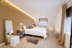 TACTIC IMMO: Referent en Immobiliària a Andorra la Vella amb Propietats Exclusives a Tot Andorra Si busques una immobiliària a Andorra la Vella amb una àmplia experiència en la compra, venda i lloguer d'immobles, TACTIC IMMO és una de les agències de referència del Principat. Situada al centre d'Andorra la Vella, ofereix una acurada selecció de pisos, àtics, xalets, terrenys, locals comercials i propietats d'alt standing distribuïdes per les millors parròquies d'Andorra. [tacticimmo.com], [tacticimmo.com] Immobiliària a Andorra la Vella amb propietats exclusives El mercat immobiliari andorrà continua atraient inversors, famílies i residents internacionals gràcies a la seva qualitat de vida, seguretat, fiscalitat atractiva i entorn natural privilegiat. En aquest context, TACTIC IMMO Andorra la Vella posa a disposició dels seus clients una cartera d'immobles única, adaptada tant a inversors com a compradors particulars. [tacticimmo.com], [tacticimmo.com] Fitxa 526: Exclusiu àtic en venda a Andorra la Vella Una de les propietats més destacades de la cartera actual és la referència 526, un espectacular àtic en venda a Andorra la Vella amb 4 habitacions, 3 banys i plaça d'aparcament. Aquesta propietat representa una excel·lent oportunitat per a qui busca un habitatge de luxe al centre de la capital, amb totes les comoditats i serveis a pocs minuts. El seu preu és de 2.380.000 €, posicionant-se com una de les opcions premium del mercat immobiliari andorrà. [tacticimmo.com], [tacticimmo.com] Fitxa 522: Xalet exclusiu a Sa Calma, Escaldes-Engordany La referència 522 correspon a un impressionant xalet de luxe a Sa Calma, una de les urbanitzacions més exclusives del país. Aquesta magnífica propietat disposa de 796 m² construïts, 8 habitacions i 6 banys. El seu preu de 3.750.000 € la converteix en una opció ideal per a famílies que desitgen privacitat, amplitud i unes vistes excepcionals sobre Andorra. [tacticimmo.com], [tacticimmo.com] Fitxa 500: Nau industrial en venda a Erts Per als inversors i empresaris, la referència 500 és una interessant nau industrial en venda a Erts, amb una superfície de 458 m². Aquesta propietat representa una excel·lent oportunitat per desenvolupar activitats empresarials en una ubicació estratègica del Principat. Actualment està disponible per 1.290.000 €. [tacticimmo.com], [tacticimmo.com] Fitxa 518: Propietat premium de la cartera TACTIC IMMO La referència 518 forma part de la cartera d'immobles exclusius de TACTIC IMMO. Els interessats poden consultar directament amb l'agència per obtenir tota la informació actualitzada sobre les característiques, disponibilitat i condicions de venda d'aquesta propietat. TACTIC IMMO ofereix assessorament personalitzat i un seguiment integral durant tot el procés de compra immobiliària a Andorra. [tacticimmo.com], [tacticimmo.com] Fitxa 527: Oportunitat immobiliària a Andorra La referència 527 és una altra de les propietats comercialitzades per TACTIC IMMO. Per conèixer tots els detalls tècnics, fotografies, ubicació i característiques específiques d'aquest immoble, l'equip comercial de l'agència ofereix assessorament directe i informació actualitzada segons disponibilitat. [tacticimmo.com] Per què escollir TACTIC IMMO a Andorra la Vella? Triar TACTIC IMMO significa confiar en professionals especialitzats en el sector immobiliari andorrà, amb una àmplia experiència en: Venda de pisos a Andorra la Vella. Àtics de luxe a Andorra. Xalets exclusius a Escaldes-Engordany. Terrenys per a promocions immobiliàries. Immobles d'inversió. Locals comercials i naus industrials. Assessorament immobiliari personalitzat. [tacticimmo.com], [tacticimmo.com] Comprar una propietat a Andorra amb garanties Si estàs buscant una immobiliària de confiança a Andorra la Vella, TACTIC IMMO destaca per la seva professionalitat, tracte personalitzat i una selecció d'immobles de qualitat en les millors zones del Principat. Tant si busques una residència habitual, una segona residència o una inversió immobiliària, l'equip de TACTIC IMMO t'ajudarà a trobar la propietat ideal. Paraules clau SEO: immobiliària Andorra la Vella, pisos en venda Andorra, àtic de luxe Andorra la Vella, xalet a Escaldes-Engordany, immobiliària Andorra, comprar casa a Andorra, inversió immobiliària Andorra, TACTIC IMMO, habitatges de luxe Andorra, propietats exclusives Andorra.