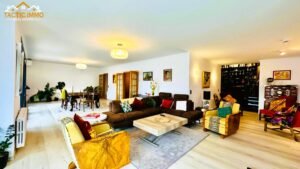 TACTIC IMMO: Referent en Immobiliària a Andorra la Vella amb Propietats Exclusives a Tot Andorra Si busques una immobiliària a Andorra la Vella amb una àmplia experiència en la compra, venda i lloguer d'immobles, TACTIC IMMO és una de les agències de referència del Principat. Situada al centre d'Andorra la Vella, ofereix una acurada selecció de pisos, àtics, xalets, terrenys, locals comercials i propietats d'alt standing distribuïdes per les millors parròquies d'Andorra. [tacticimmo.com], [tacticimmo.com] Immobiliària a Andorra la Vella amb propietats exclusives El mercat immobiliari andorrà continua atraient inversors, famílies i residents internacionals gràcies a la seva qualitat de vida, seguretat, fiscalitat atractiva i entorn natural privilegiat. En aquest context, TACTIC IMMO Andorra la Vella posa a disposició dels seus clients una cartera d'immobles única, adaptada tant a inversors com a compradors particulars. [tacticimmo.com], [tacticimmo.com] Fitxa 526: Exclusiu àtic en venda a Andorra la Vella Una de les propietats més destacades de la cartera actual és la referència 526, un espectacular àtic en venda a Andorra la Vella amb 4 habitacions, 3 banys i plaça d'aparcament. Aquesta propietat representa una excel·lent oportunitat per a qui busca un habitatge de luxe al centre de la capital, amb totes les comoditats i serveis a pocs minuts. El seu preu és de 2.380.000 €, posicionant-se com una de les opcions premium del mercat immobiliari andorrà. [tacticimmo.com], [tacticimmo.com] Fitxa 522: Xalet exclusiu a Sa Calma, Escaldes-Engordany La referència 522 correspon a un impressionant xalet de luxe a Sa Calma, una de les urbanitzacions més exclusives del país. Aquesta magnífica propietat disposa de 796 m² construïts, 8 habitacions i 6 banys. El seu preu de 3.750.000 € la converteix en una opció ideal per a famílies que desitgen privacitat, amplitud i unes vistes excepcionals sobre Andorra. [tacticimmo.com], [tacticimmo.com] Fitxa 500: Nau industrial en venda a Erts Per als inversors i empresaris, la referència 500 és una interessant nau industrial en venda a Erts, amb una superfície de 458 m². Aquesta propietat representa una excel·lent oportunitat per desenvolupar activitats empresarials en una ubicació estratègica del Principat. Actualment està disponible per 1.290.000 €. [tacticimmo.com], [tacticimmo.com] Fitxa 518: Propietat premium de la cartera TACTIC IMMO La referència 518 forma part de la cartera d'immobles exclusius de TACTIC IMMO. Els interessats poden consultar directament amb l'agència per obtenir tota la informació actualitzada sobre les característiques, disponibilitat i condicions de venda d'aquesta propietat. TACTIC IMMO ofereix assessorament personalitzat i un seguiment integral durant tot el procés de compra immobiliària a Andorra. [tacticimmo.com], [tacticimmo.com] Fitxa 527: Oportunitat immobiliària a Andorra La referència 527 és una altra de les propietats comercialitzades per TACTIC IMMO. Per conèixer tots els detalls tècnics, fotografies, ubicació i característiques específiques d'aquest immoble, l'equip comercial de l'agència ofereix assessorament directe i informació actualitzada segons disponibilitat. [tacticimmo.com] Per què escollir TACTIC IMMO a Andorra la Vella? Triar TACTIC IMMO significa confiar en professionals especialitzats en el sector immobiliari andorrà, amb una àmplia experiència en: Venda de pisos a Andorra la Vella. Àtics de luxe a Andorra. Xalets exclusius a Escaldes-Engordany. Terrenys per a promocions immobiliàries. Immobles d'inversió. Locals comercials i naus industrials. Assessorament immobiliari personalitzat. [tacticimmo.com], [tacticimmo.com] Comprar una propietat a Andorra amb garanties Si estàs buscant una immobiliària de confiança a Andorra la Vella, TACTIC IMMO destaca per la seva professionalitat, tracte personalitzat i una selecció d'immobles de qualitat en les millors zones del Principat. Tant si busques una residència habitual, una segona residència o una inversió immobiliària, l'equip de TACTIC IMMO t'ajudarà a trobar la propietat ideal. Paraules clau SEO: immobiliària Andorra la Vella, pisos en venda Andorra, àtic de luxe Andorra la Vella, xalet a Escaldes-Engordany, immobiliària Andorra, comprar casa a Andorra, inversió immobiliària Andorra, TACTIC IMMO, habitatges de luxe Andorra, propietats exclusives Andorra.